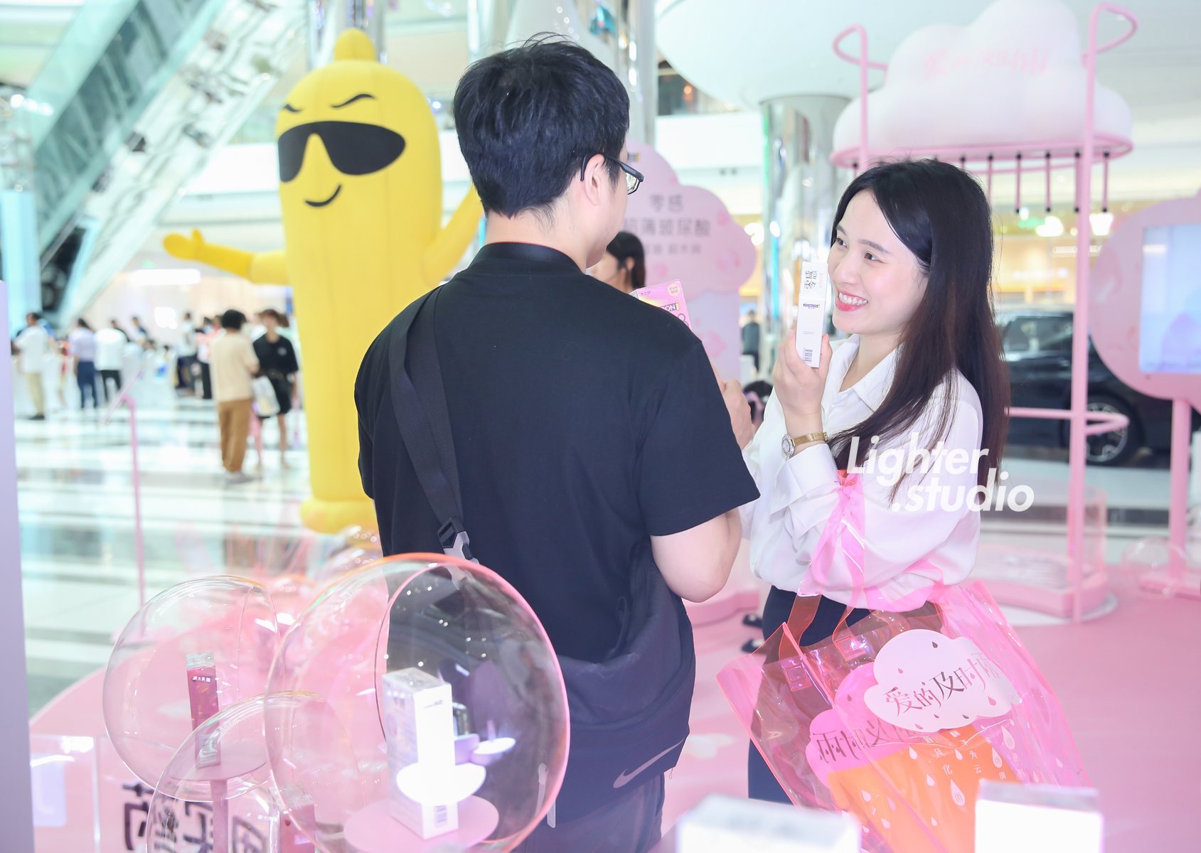 美团 x 杰士邦 x 海王星辰深圳万达品牌快闪现场画面