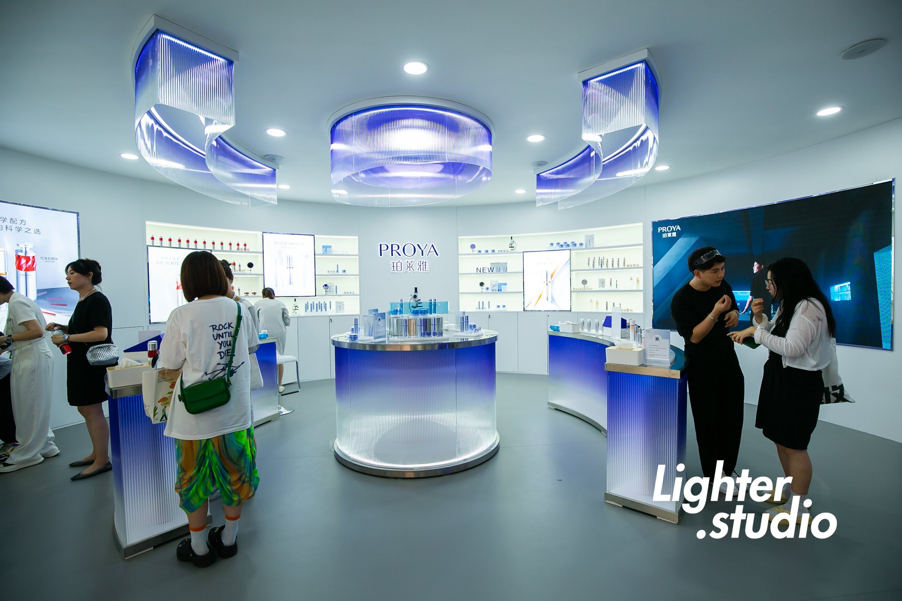 珀莱雅光影科技展现场观众体验